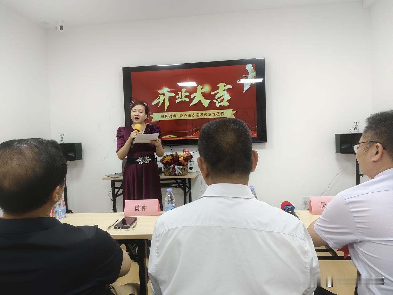 “广州邓丽君”陈彦菲：以声色传暖，共贺康养新篇
 
在可托鸿寿黄埔店开业庆典的璀