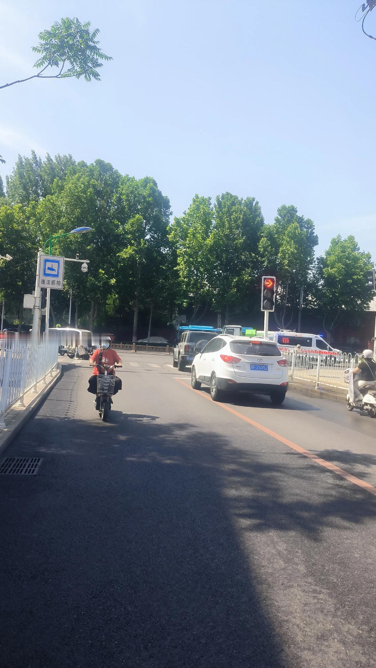 今天上午九点左右，我骑车快到保定韩庄街与七一路交叉口时，遇到了一位不要命的。
