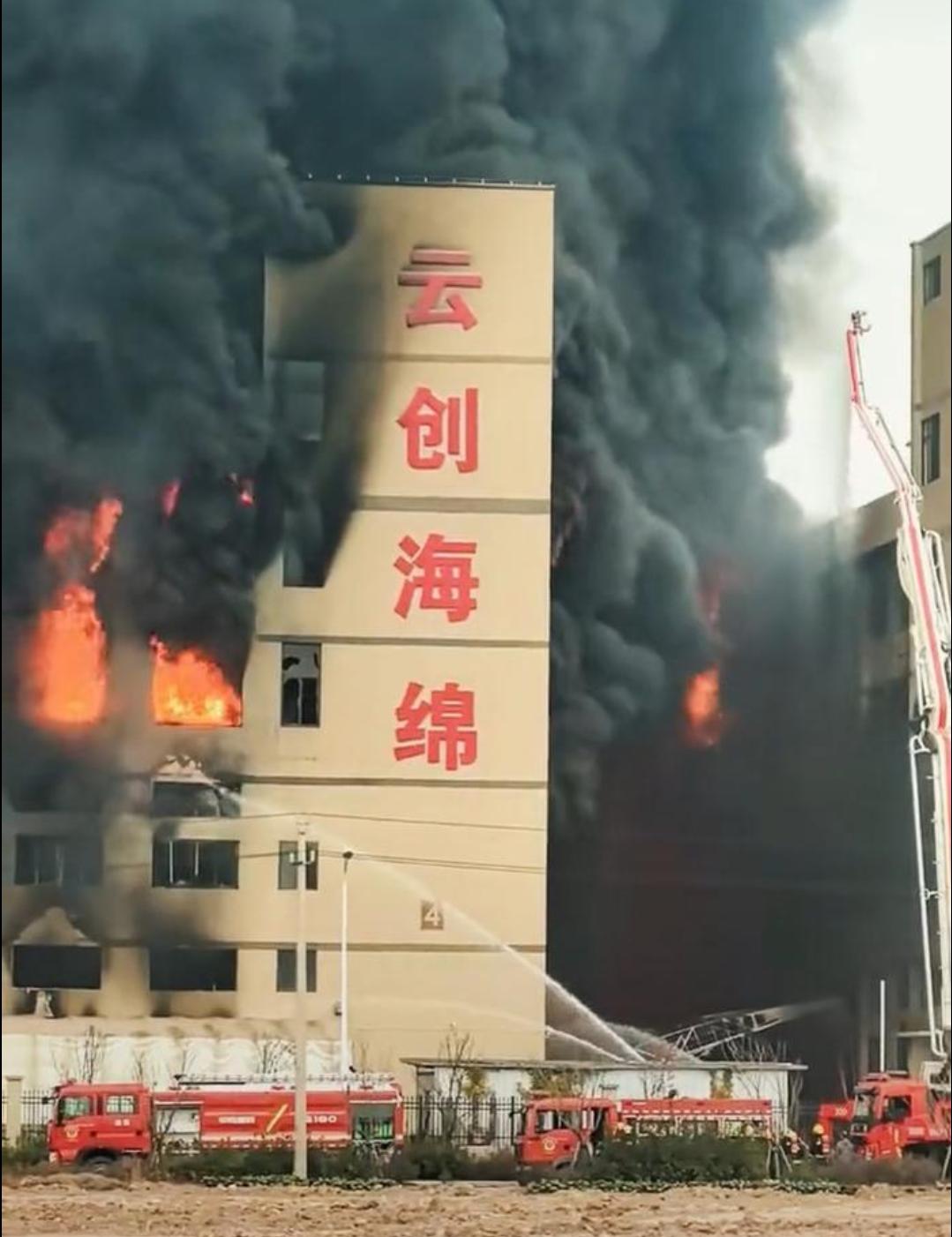 浙江丽水一海绵制品公司突发起火
12月22日12时45分，浙江省丽水经济技术开发