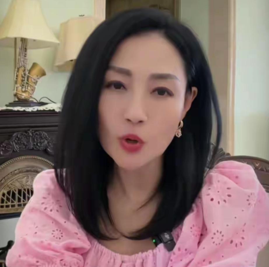 61岁杨玉梅深夜爆猛料！55岁还有人想潜规则她，无戏可拍也不妥协
娱乐