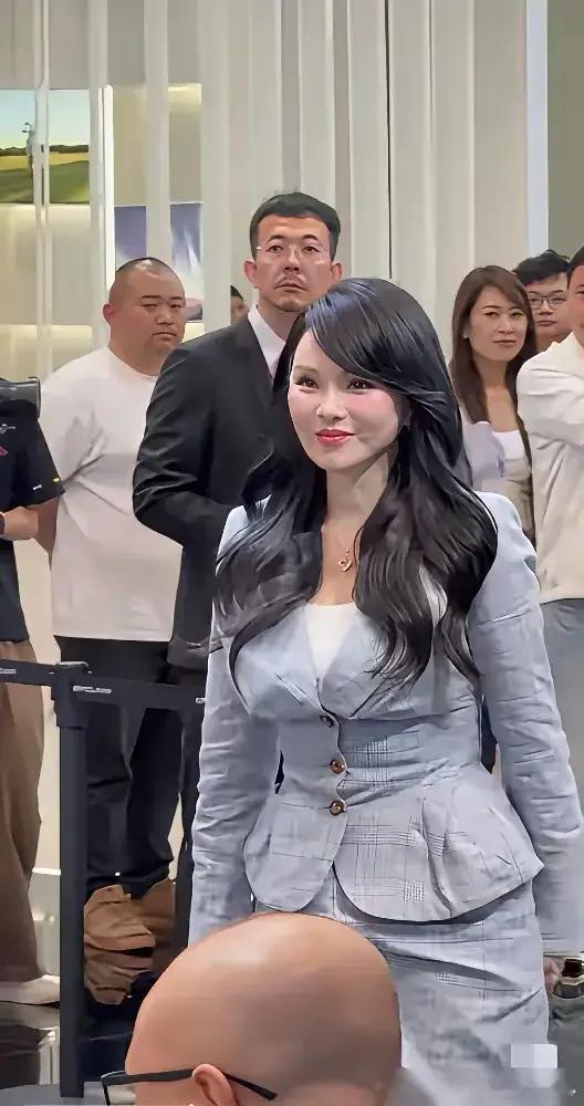明明脸上没有皱纹，可是还是感觉像大妈，这是为什么呢？ 