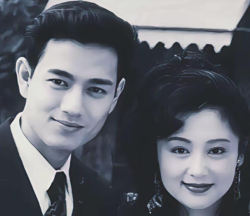 这张老合影太吸睛！陈红身旁这位男士高大帅气，发型时髦，和五官明艳的陈红站在一起，