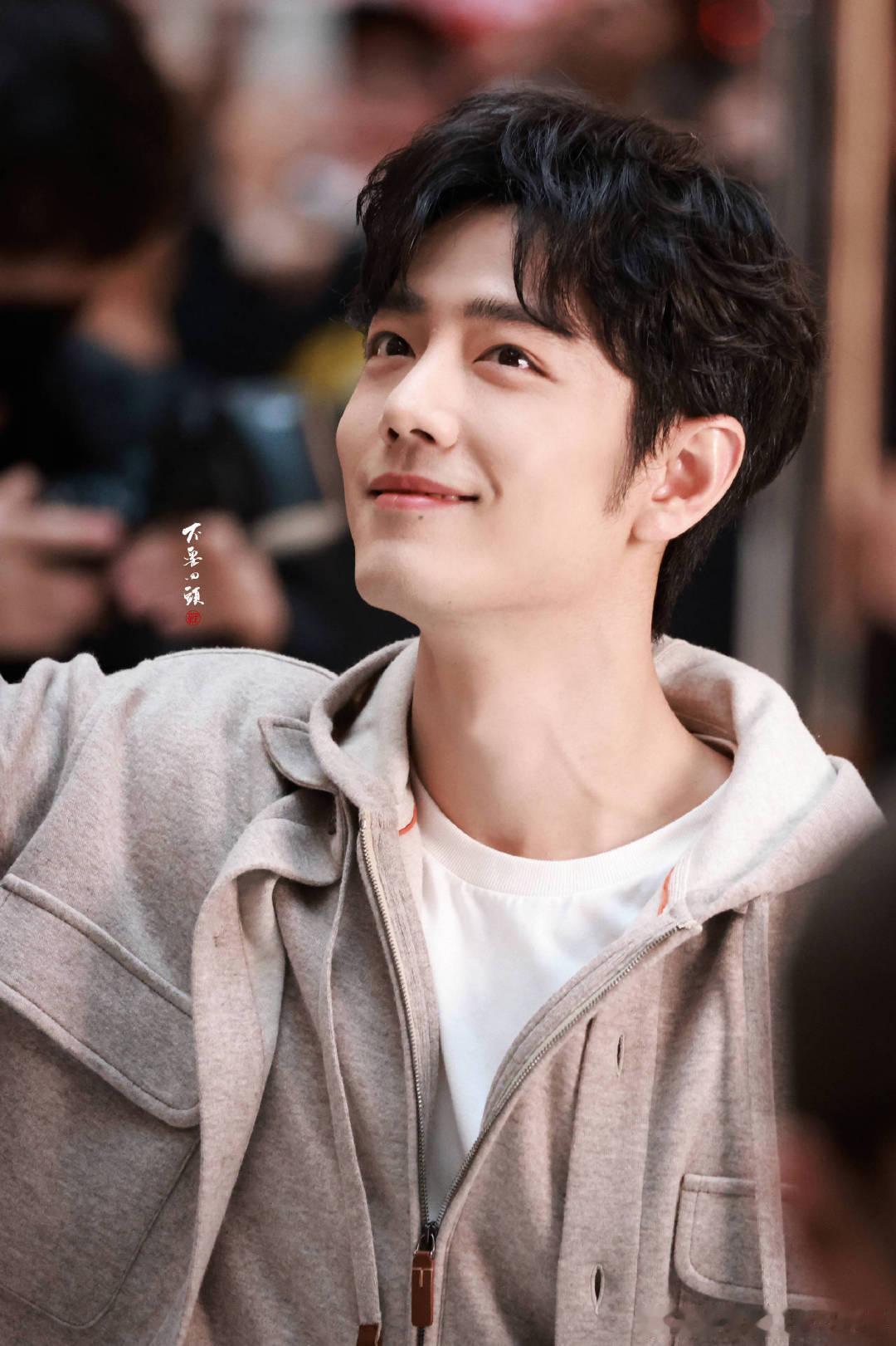 肖战灰色套装造型 肖战澳门活动路透来袭！灰色套装自带质感，随性松弛间满是帅气，意