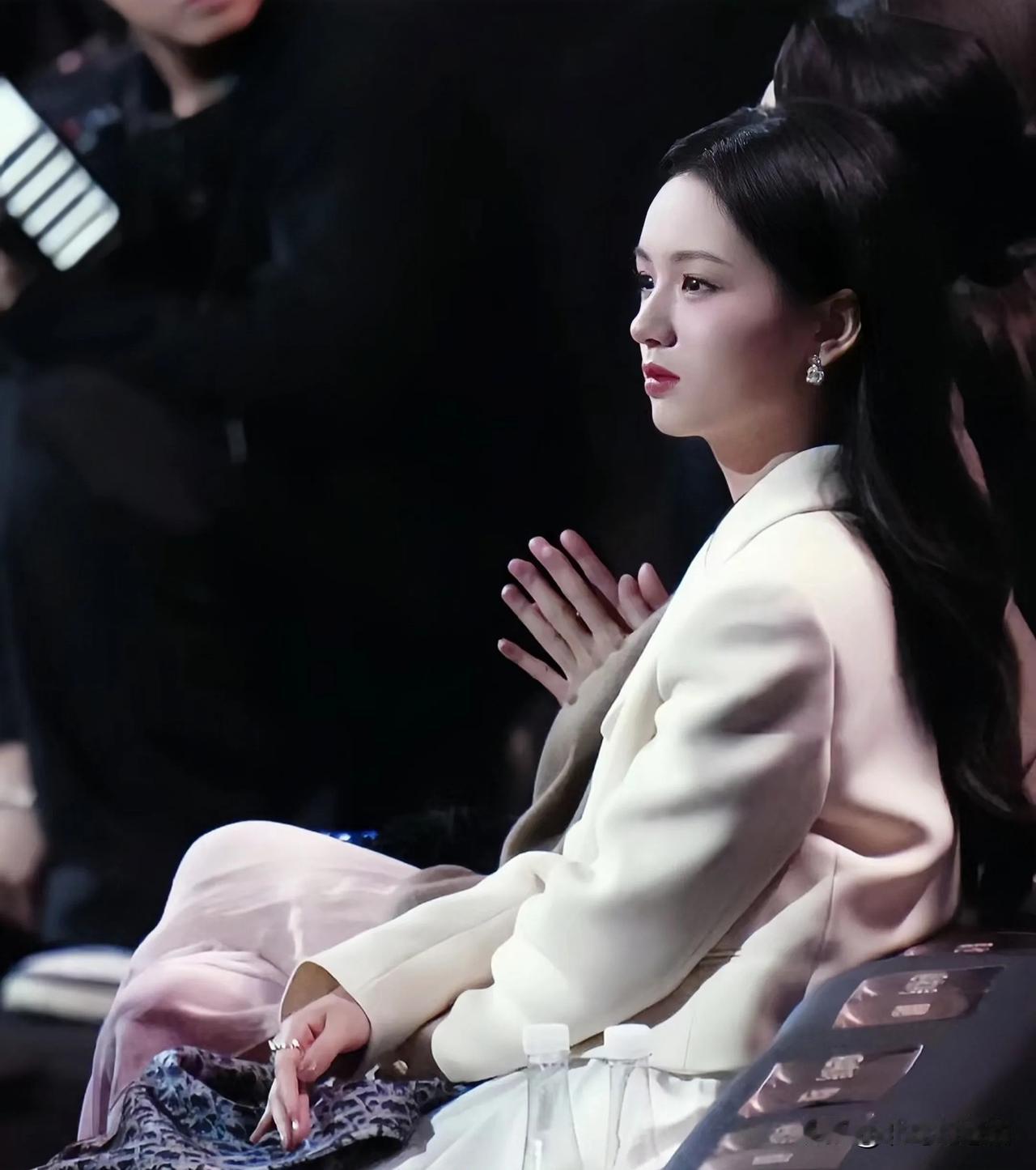 不说周也的美貌，但她确实可塑性很强，感觉天生就是吃演员这碗饭的。