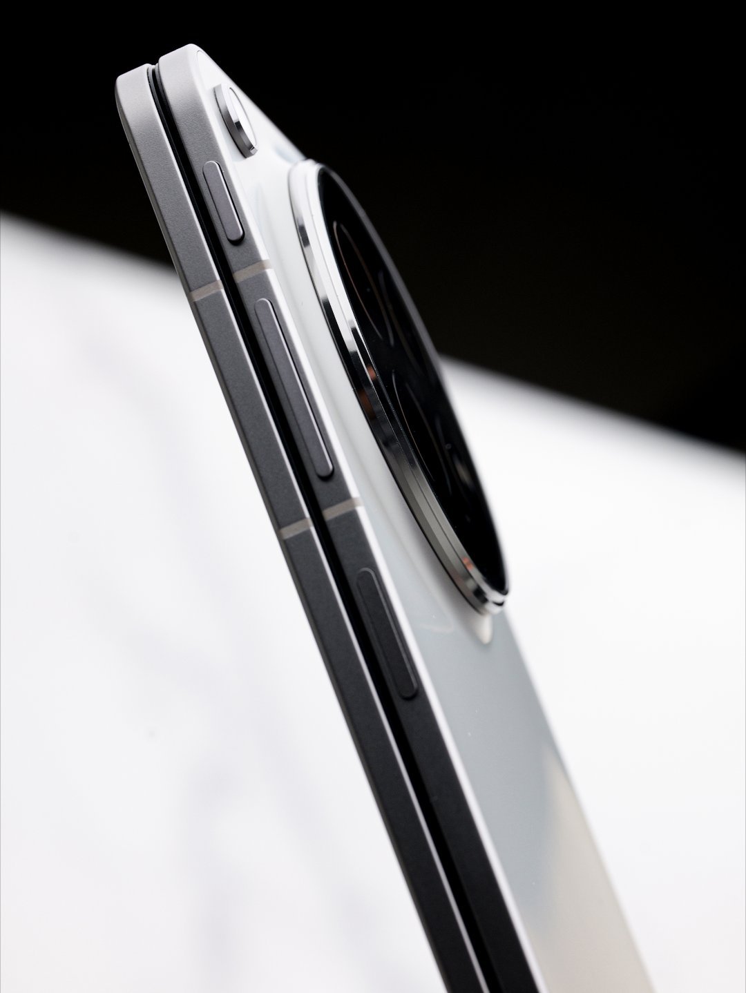 看到创作能力上它还搭载了AI手写笔，适配画图等大屏创作场景，提升生产力属性，让我