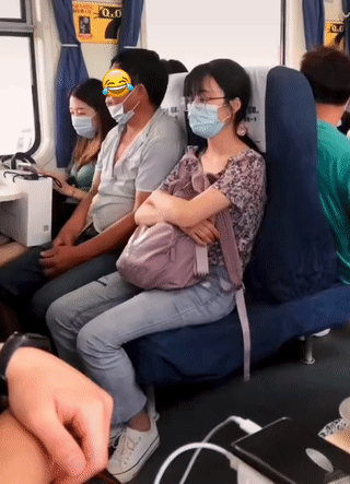 这位中年大叔坐的位置真的很尴尬。
他左右两边各自坐了一名年轻女子？
他坐在中间看