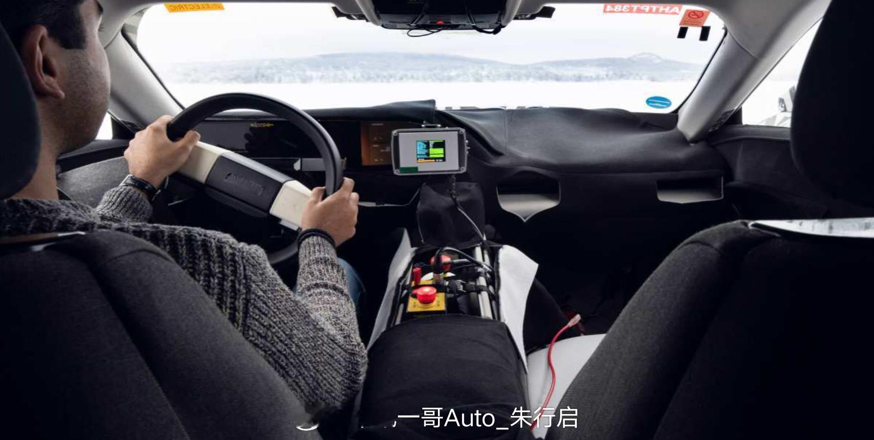 全新捷豹Type 00的测试车谍照图曝光新车采用了溜背轿跑式的设计它搭载了三电机