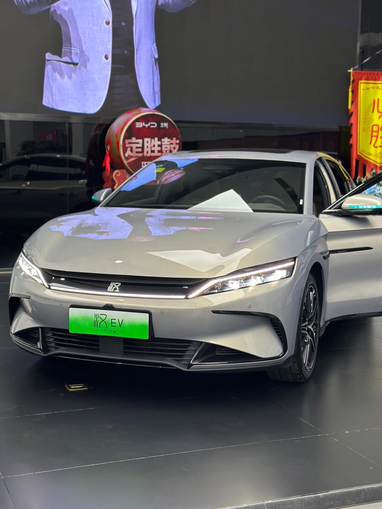 汉DM-i长续航版纯电续航能干到245公里，基本实现“通勤零油耗”。车里特别安静