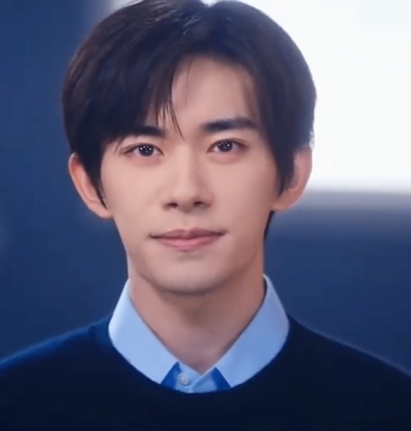 上次见你的时候还在演唱会哭呢，这就混上厅长了 