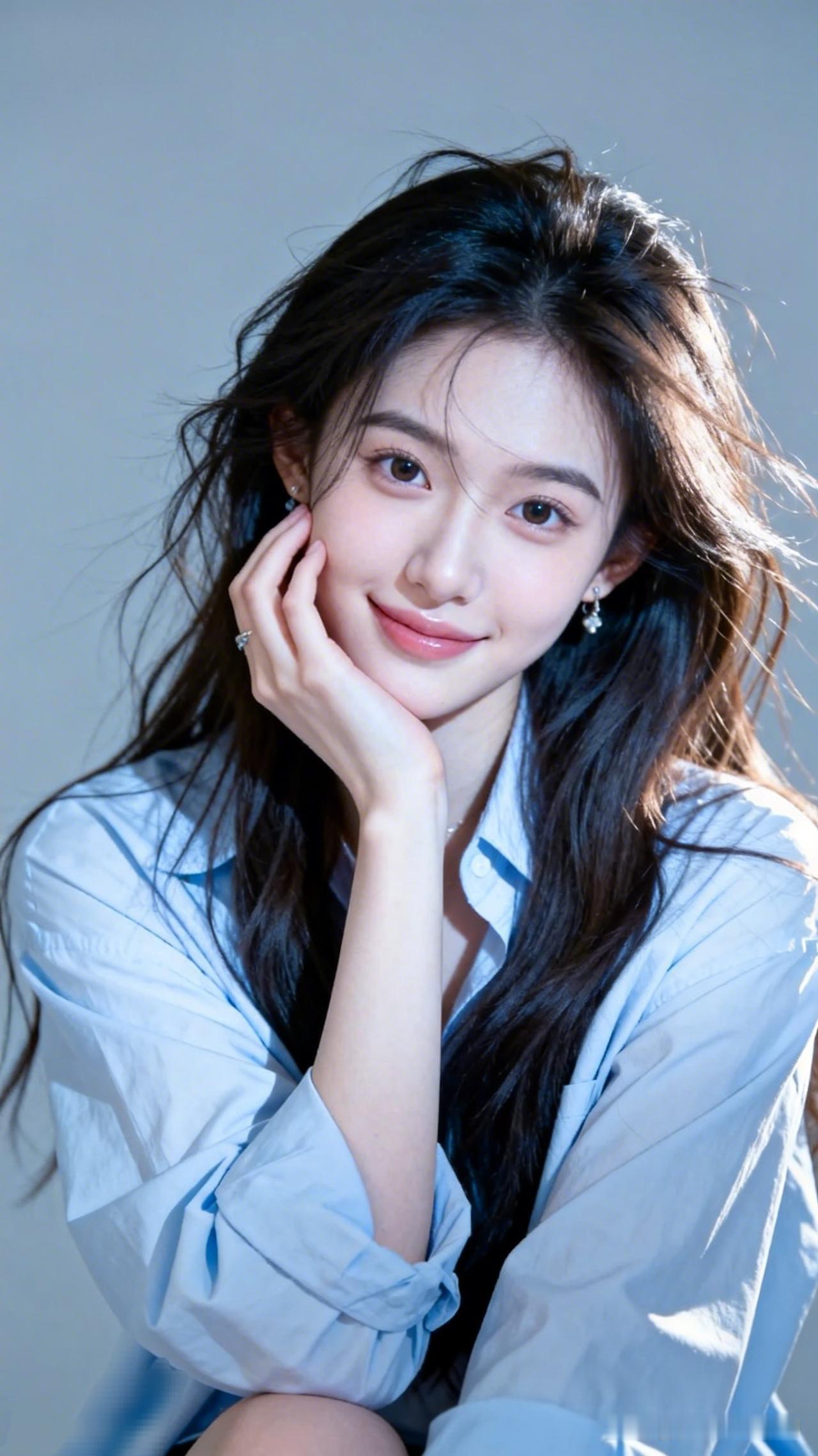 温柔甜美的少女，浅蓝色衬衫，自然光线下散发着清新气息。