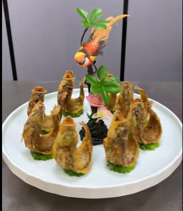 做到硬菜“小炸鱼”
一、食料准备：小黄花鱼八条，葱姜蒜八角花椒粉料酒等。
二、做
