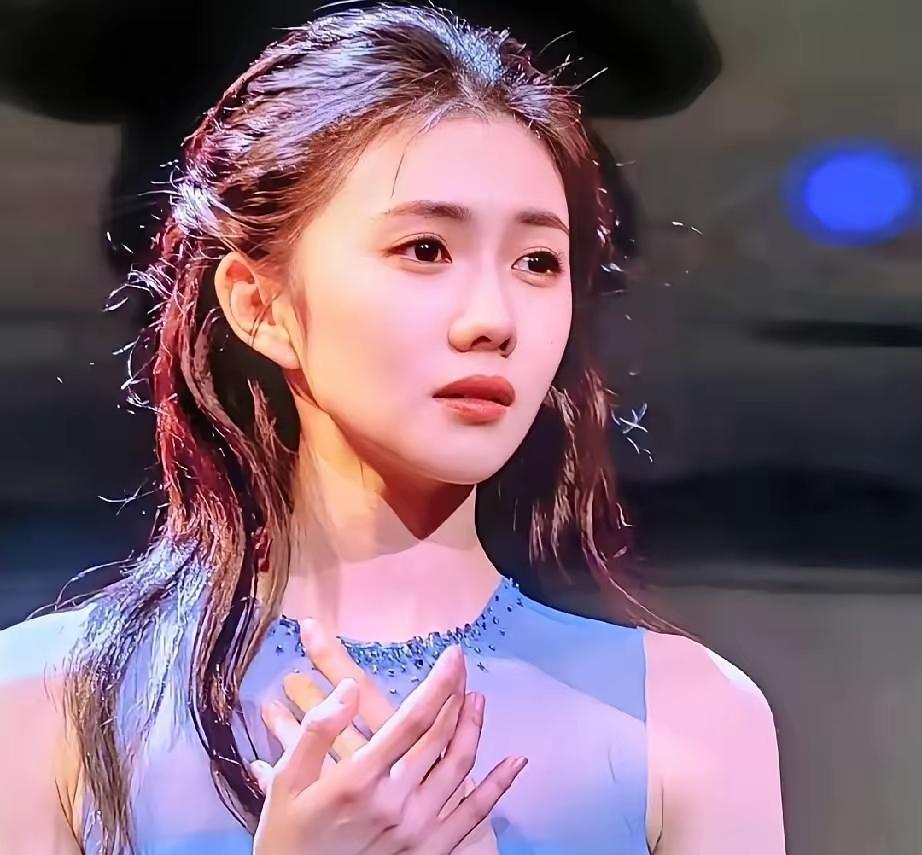 今年春晚最让我惊艳的就是刘浩存了！

这姑娘真的好美呀，
一出场就抓住了眼球。