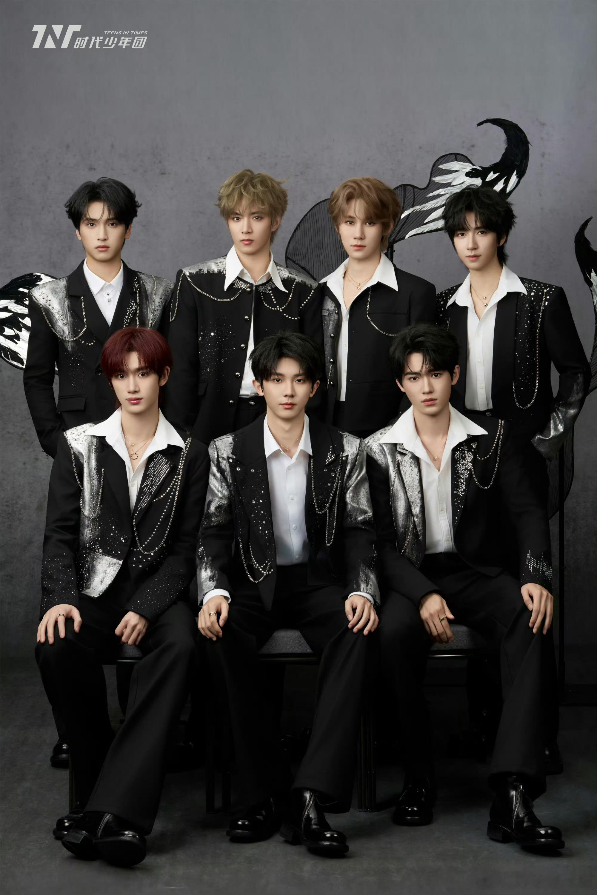 时代少年团  央视鸿蒙星光盛典 造型图集，黑银色系套装，水钻珠链装饰，全员佩戴C