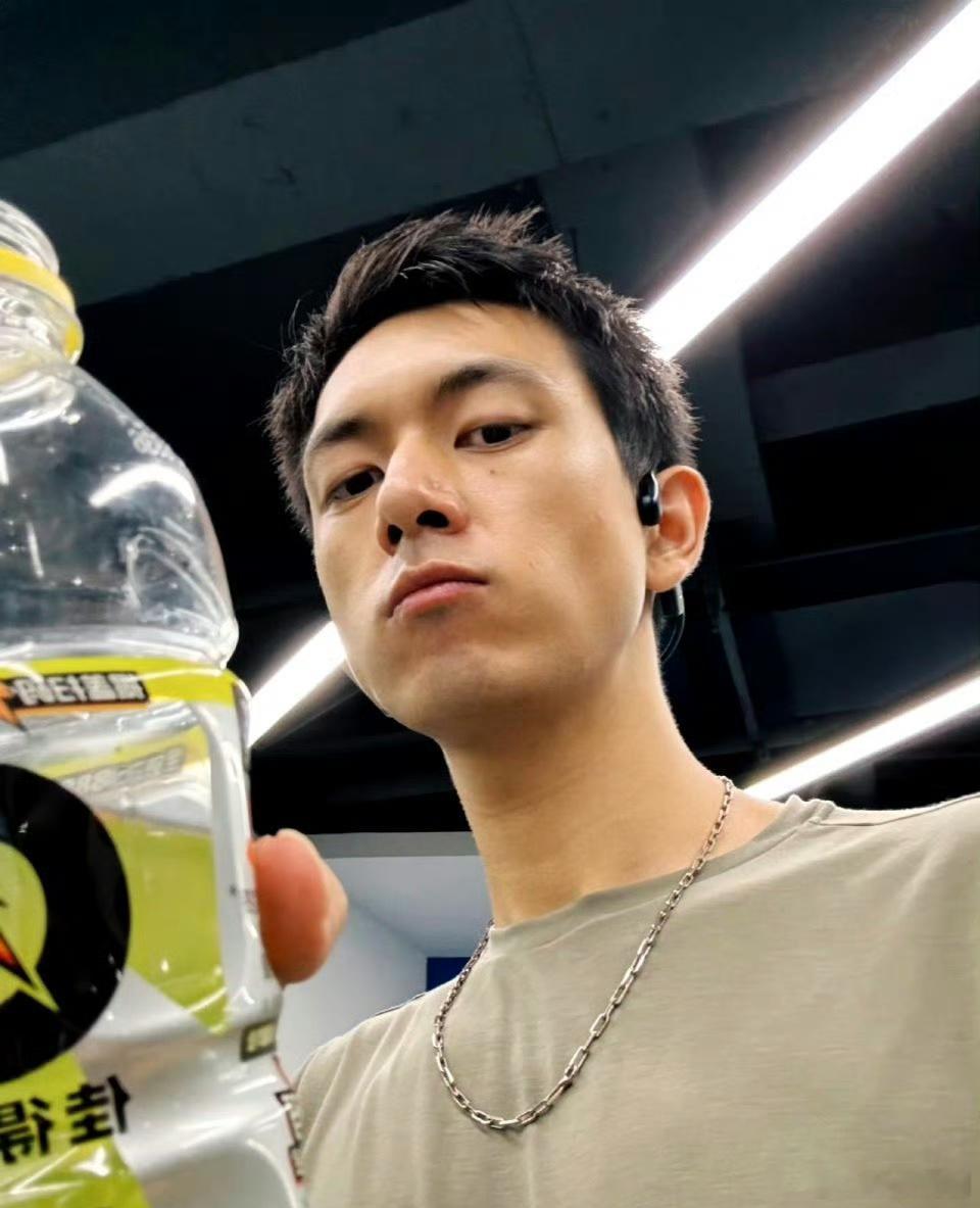 李现这身图颜值完全看不出来是男明星呀 ​​​