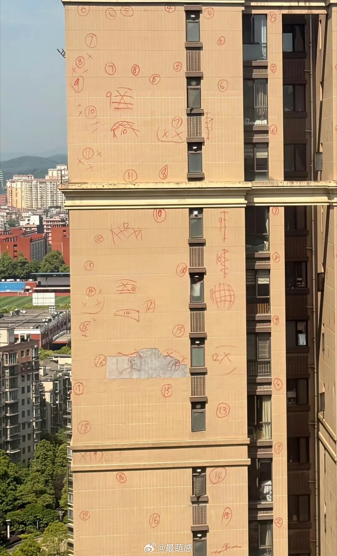 房子建好了，字居然忘了擦 