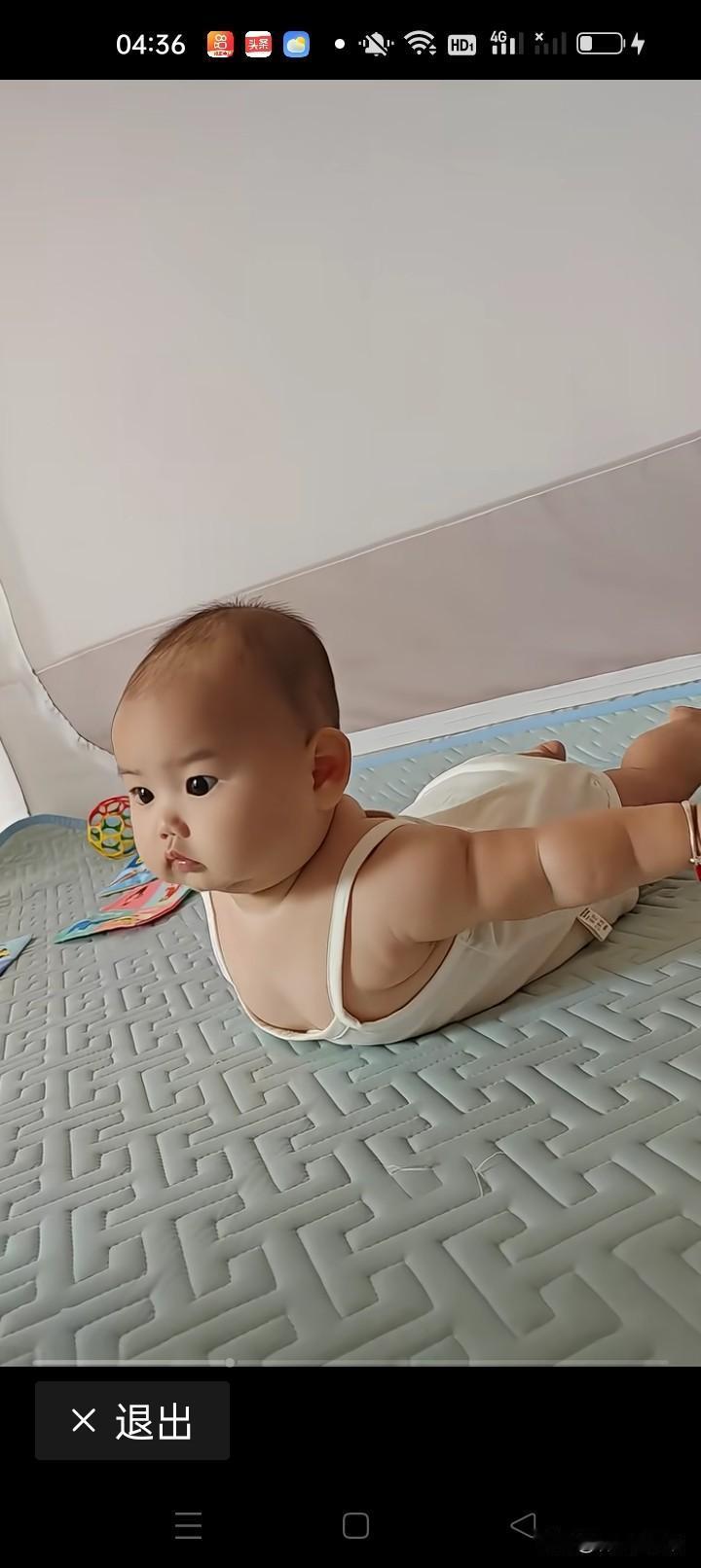 这个萌娃要起飞呀，好可爱！