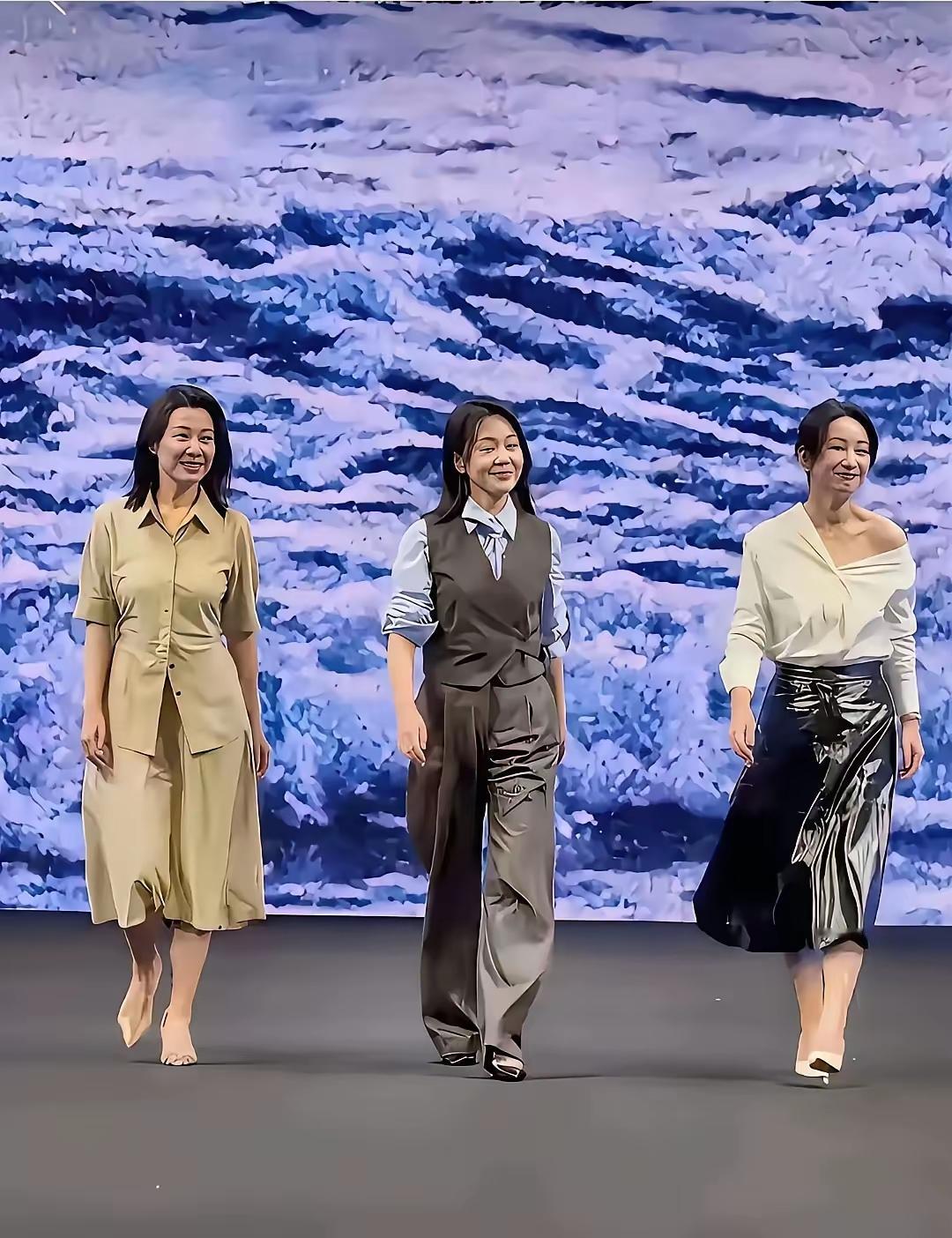 刷到一张三人合照，第一眼扫过去就被闫妮惊到了。真不是夸张，站在中间的她穿着简约长