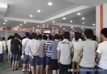 大学食堂里，一个外国留学生插队打饭，被中国学生指出后，竟一脚踹倒中国学生。其他学