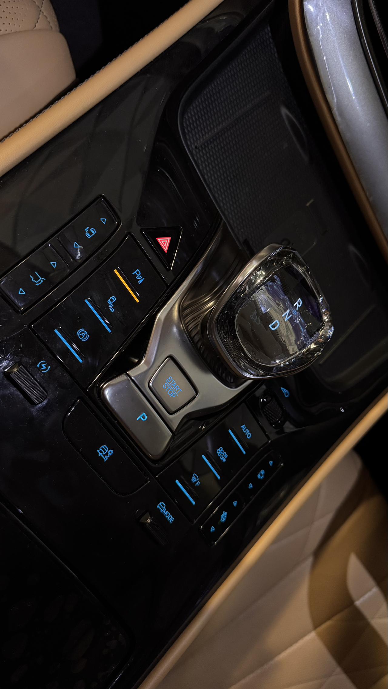 海外版本的腾势D9基本跟国行版没差
中控车机统一都支持Carplay和Spoti