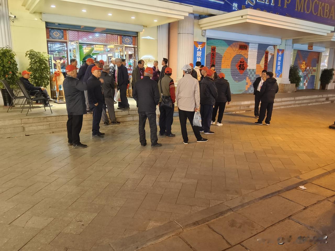 今天路过大连市内的俄罗斯风情街，发现有一个高龄旅游团，每名团员头上都带着旅行社发