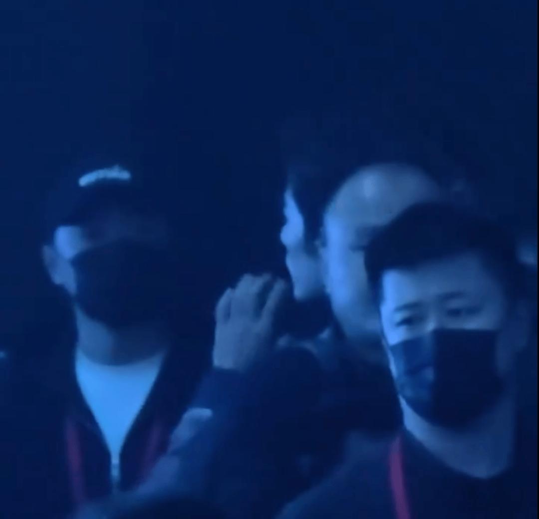 别再吹什么“吃可爱长大”了，肖战的“手势语言”是娱乐圈最精密的“人设运营”。
台