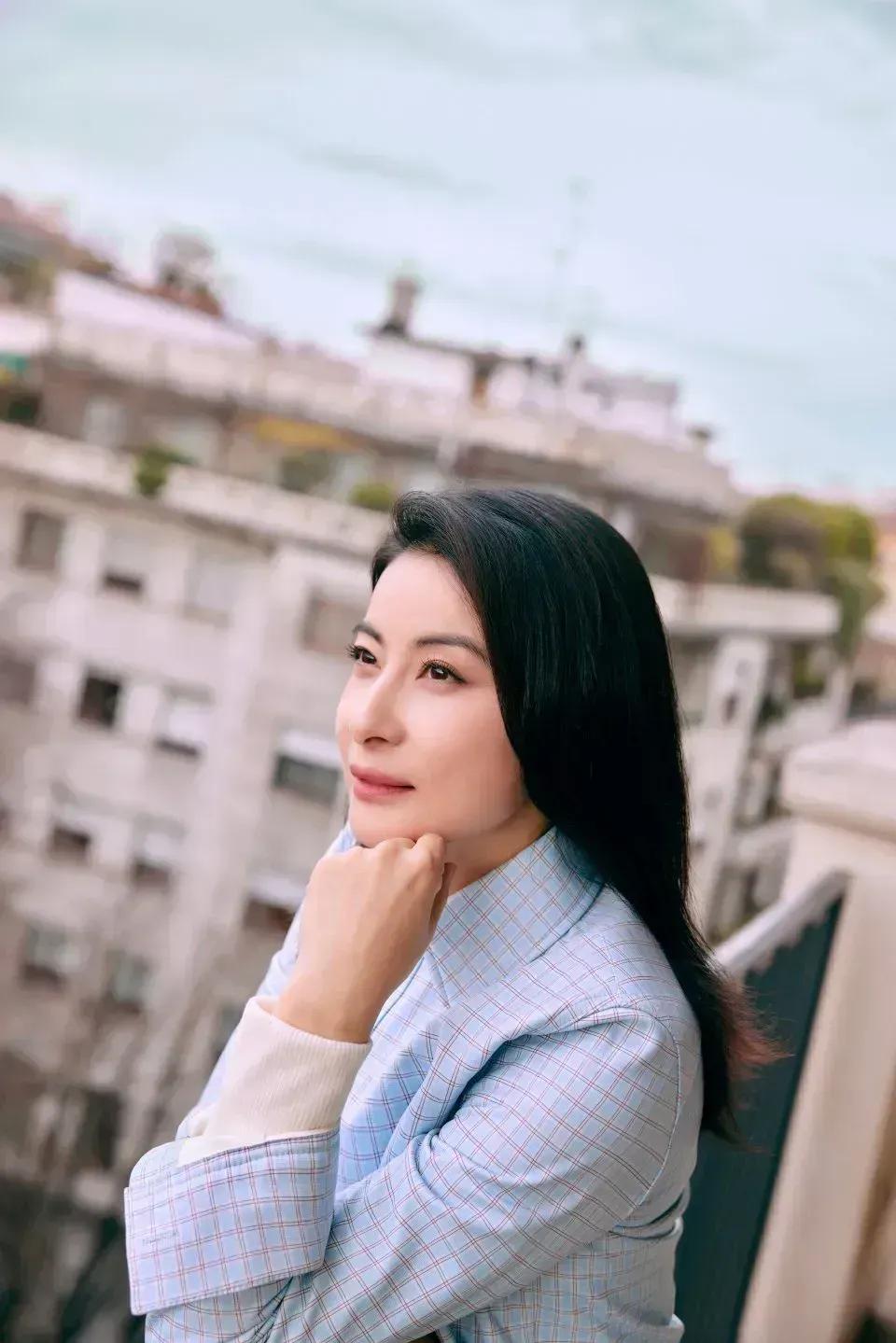郭晶晶身穿蓝色格纹衫亮相米兰，简约大气，优雅迷人，看上去清新自然，与众不同！[玫
