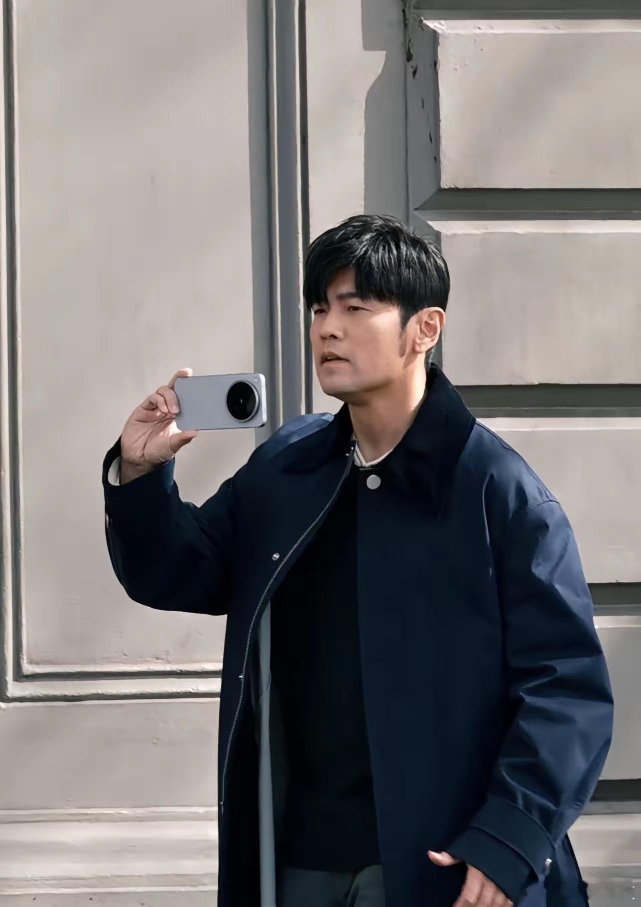 vivo X500系列的物料好像慢慢漏出来了，墨尔本街头拍到周杰伦的拍摄画面，大