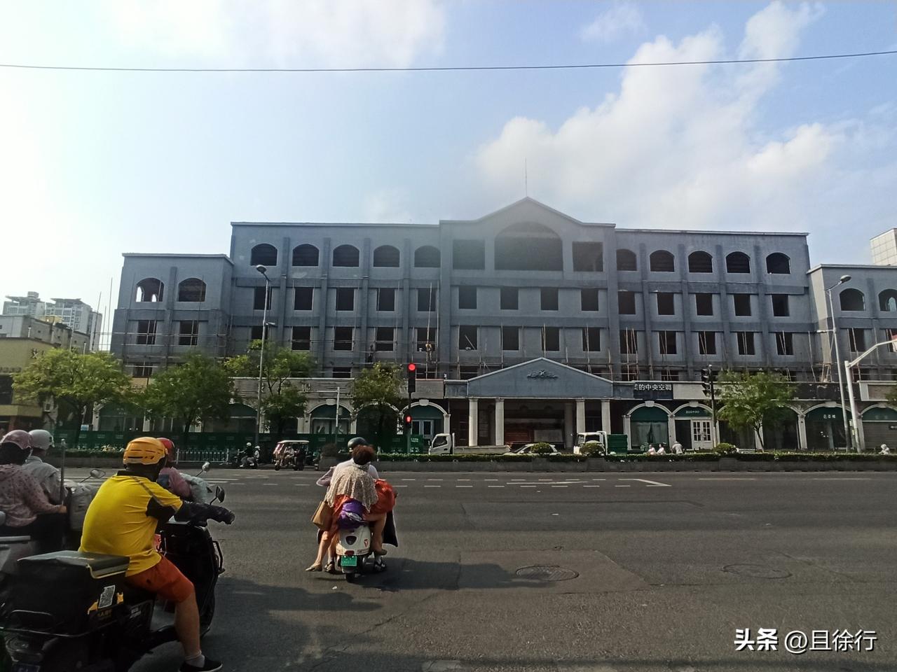 闲置多年的徐州原水利局大楼，近日终于动工维修了。该项目名称为“市老水利局大楼房屋