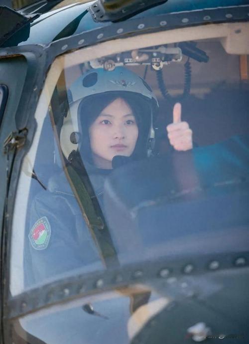 中国陆军航空兵学院某旅刚毕业女学员郭万树，驾驶直20飞向蓝天。
   郭万树于2