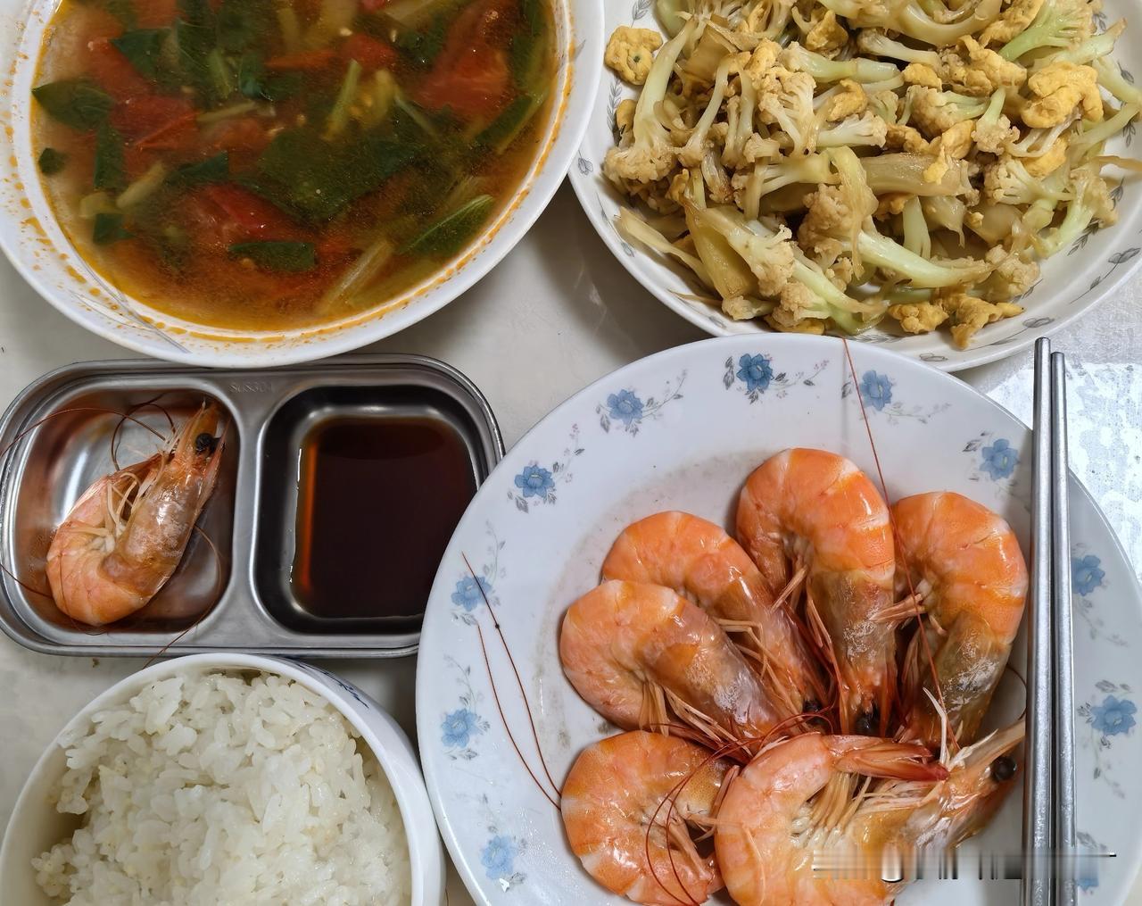 今日中餐：大虾蘸醋，花菜炒鸡蛋，西红柿菜秧汤。醋盘旁边那只虾子是留给家中小狗的。