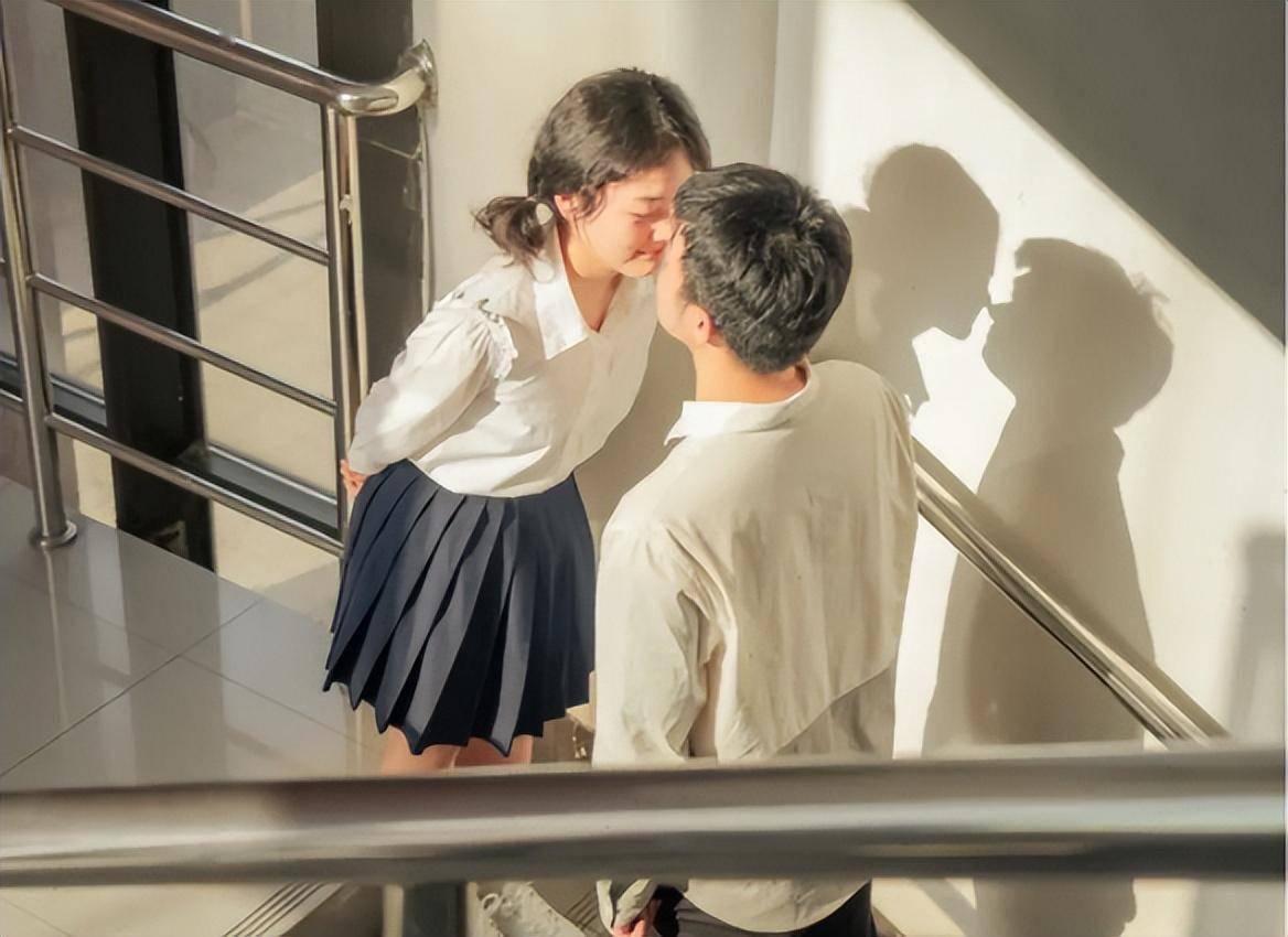 色字头上一把刀。女人一晚上约3名男子进行非正当关系，2人甚至还在同一酒店，忙完这