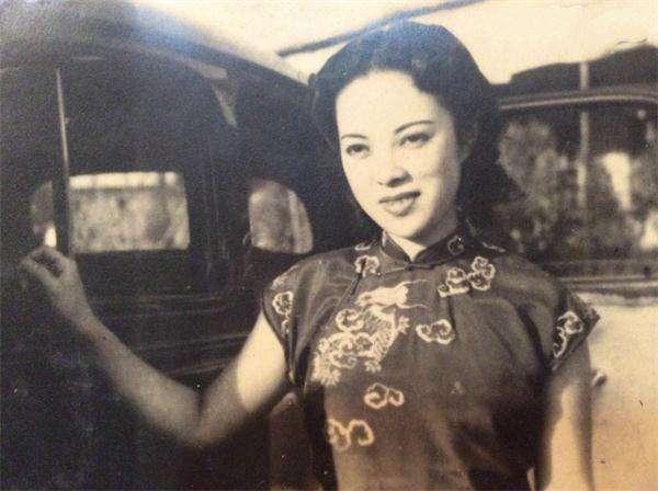 女汉奸刘四娥被判了死刑，行刑的前一天，刘四娥提出，要洗一个热水澡，第二天，老百姓