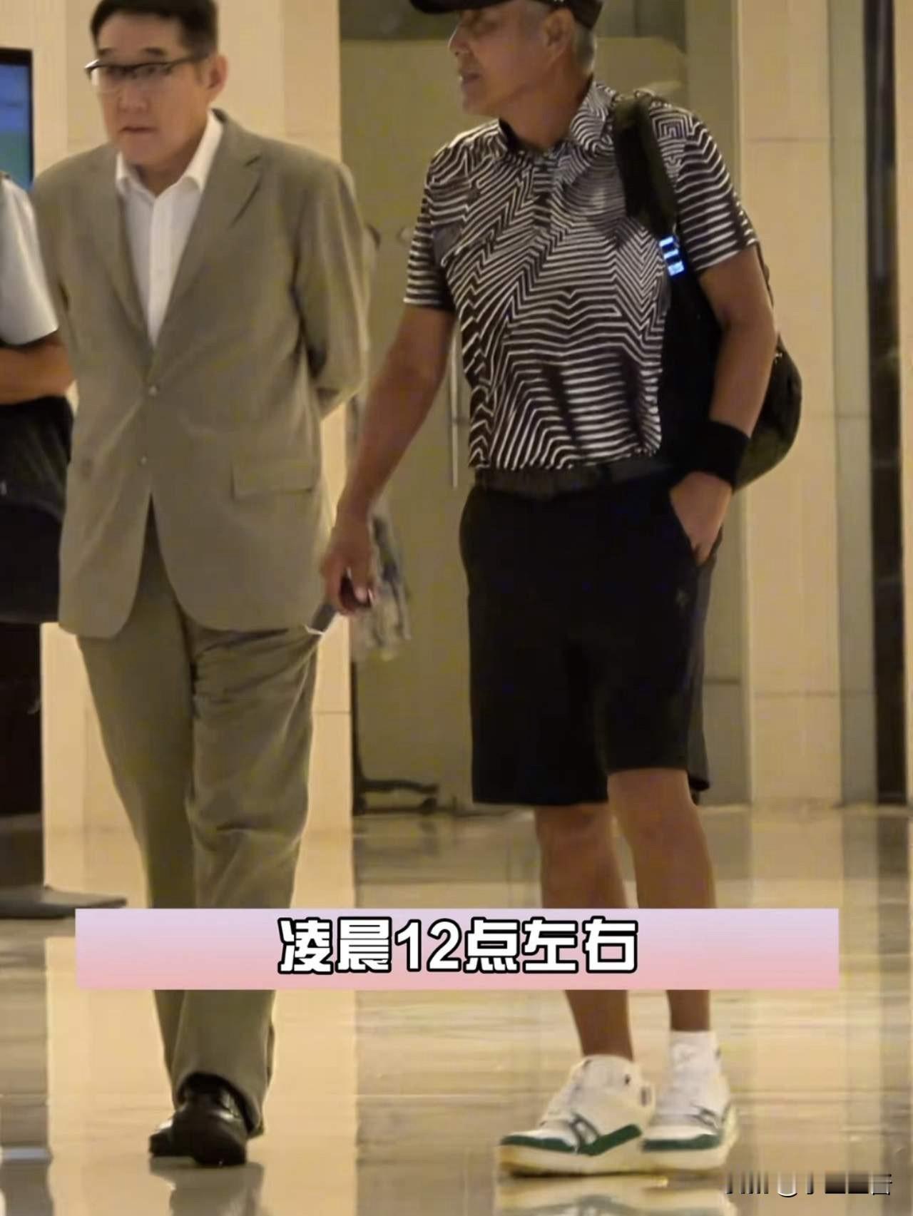 陈道明，引发热议。

8月26日，71岁的陈道明，冲上热搜，许久不见的他，和好友