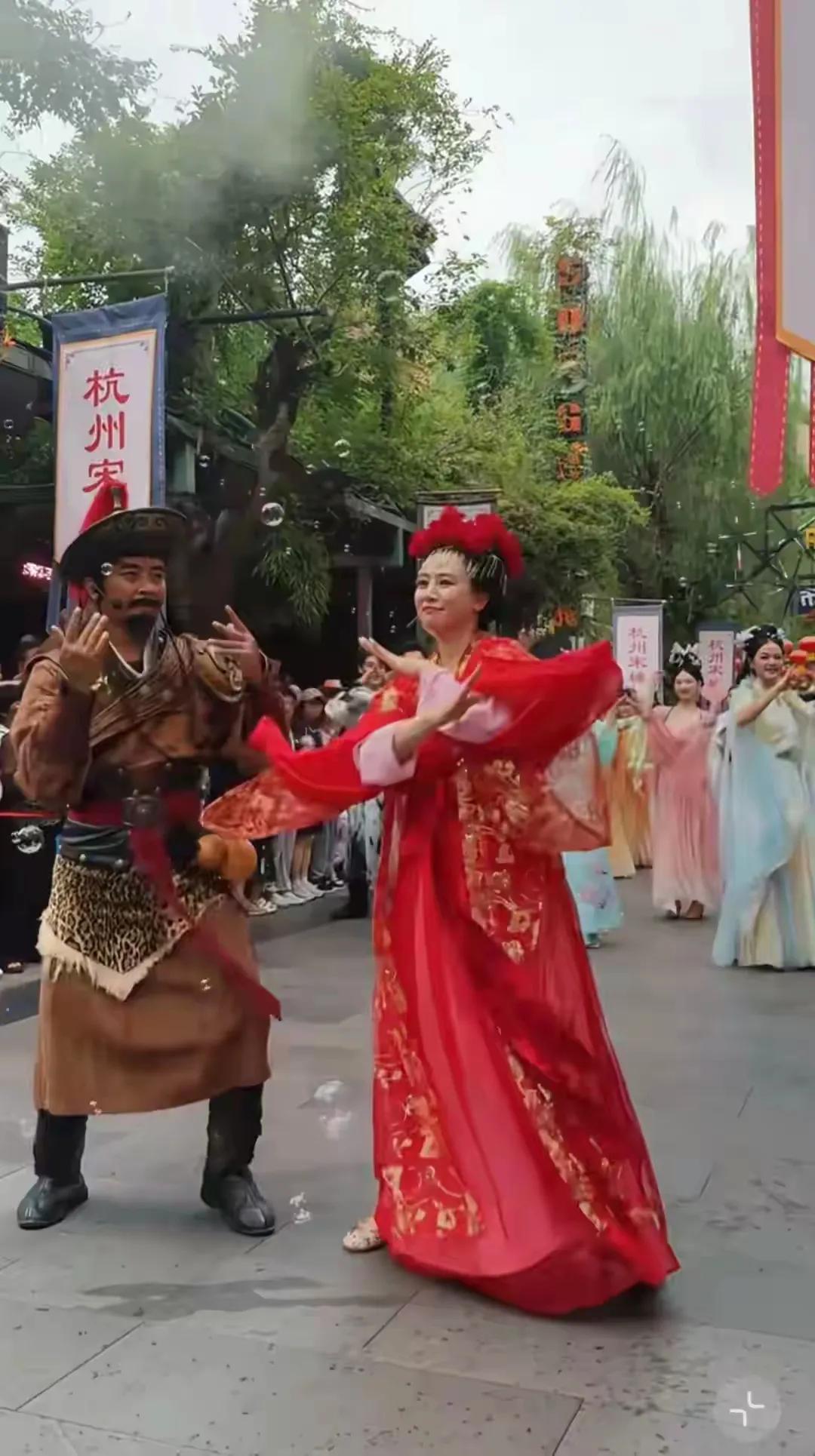 翁虹杭州古城游玩，穿红色古装戏服街头跳舞，还是那么妖娆妩媚！
57岁的翁虹这一身