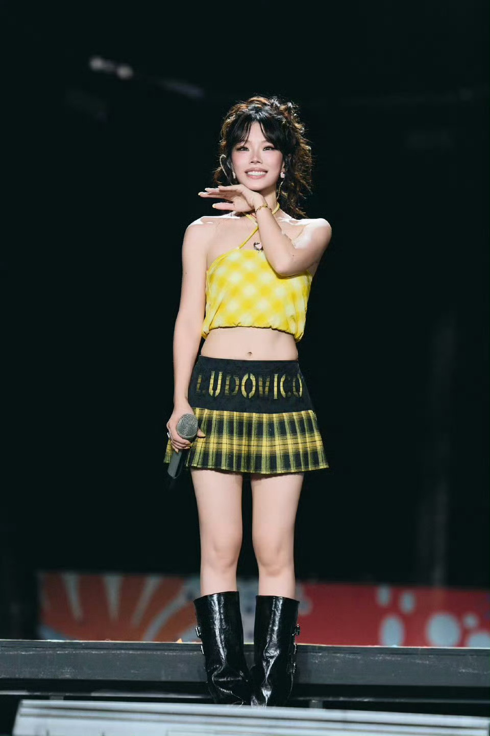 万妮达colorfulworld2026青春芒果夜万妮达这段舞台感染力直接拉满?