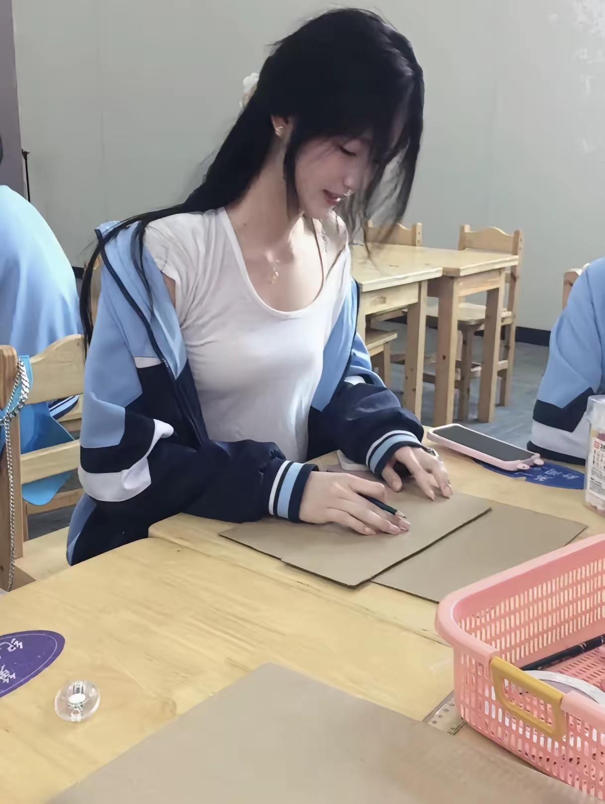摊开画纸，拿起画笔。用画笔描绘过校园的老槐树，粗糙的树干、嫩绿的新芽，都在笔下慢