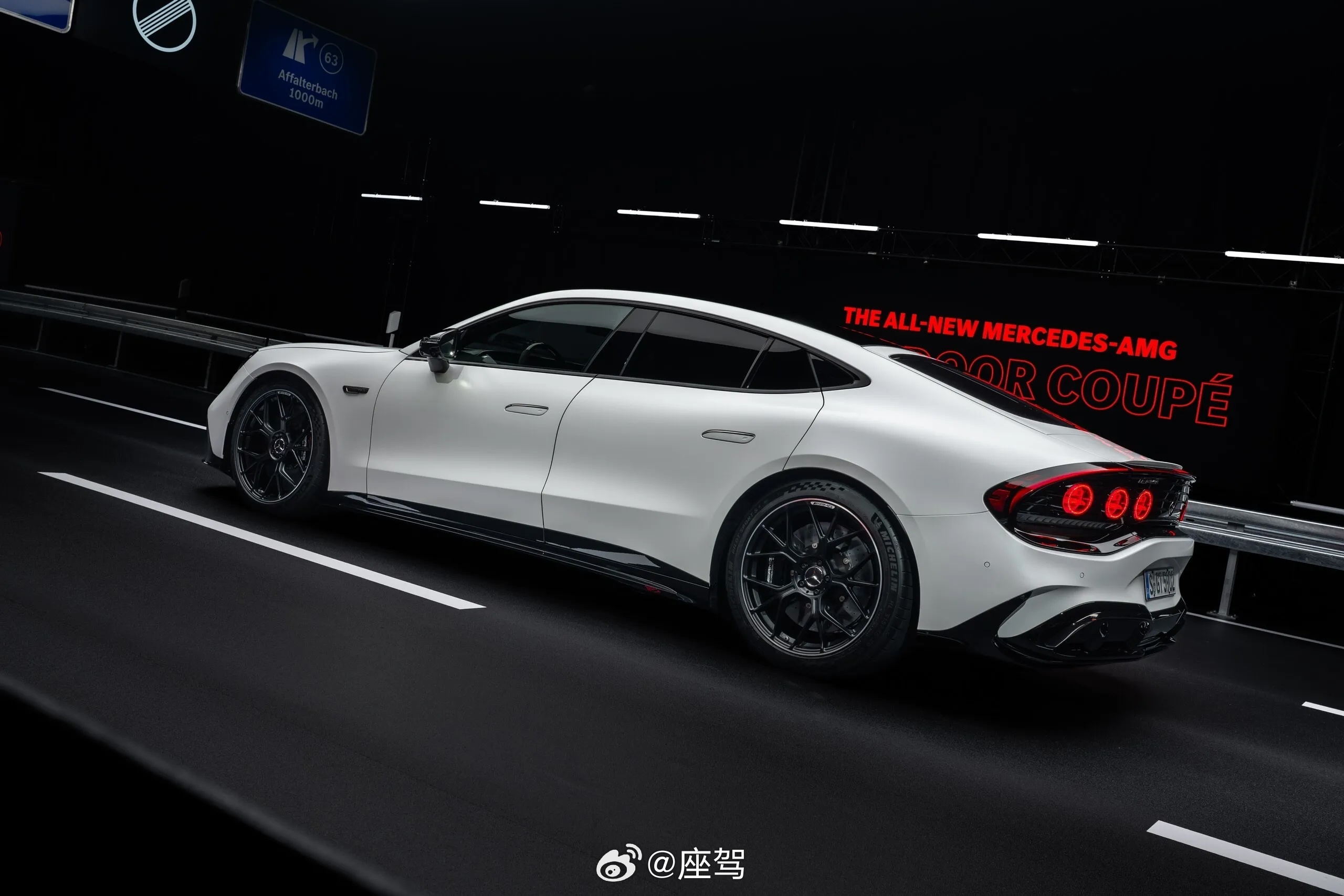 奔驰正式发布全新纯电AMG GT四门轿跑车。作为首款基于 AMG.EA 专属纯电