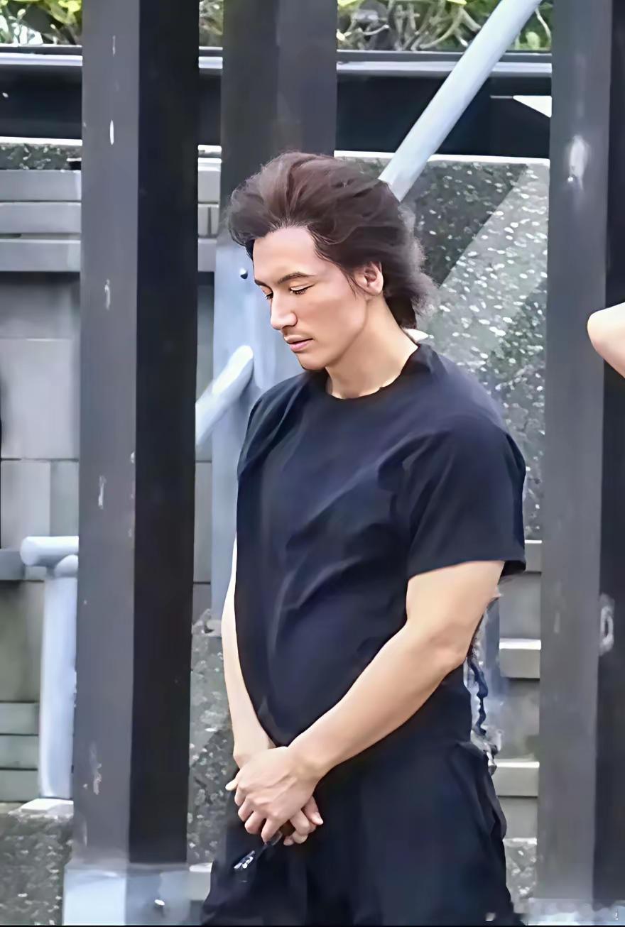 大s也没想到，言承旭这么重感情，台风天去墓地看她，背影萧瑟，久久不语。这是真的想