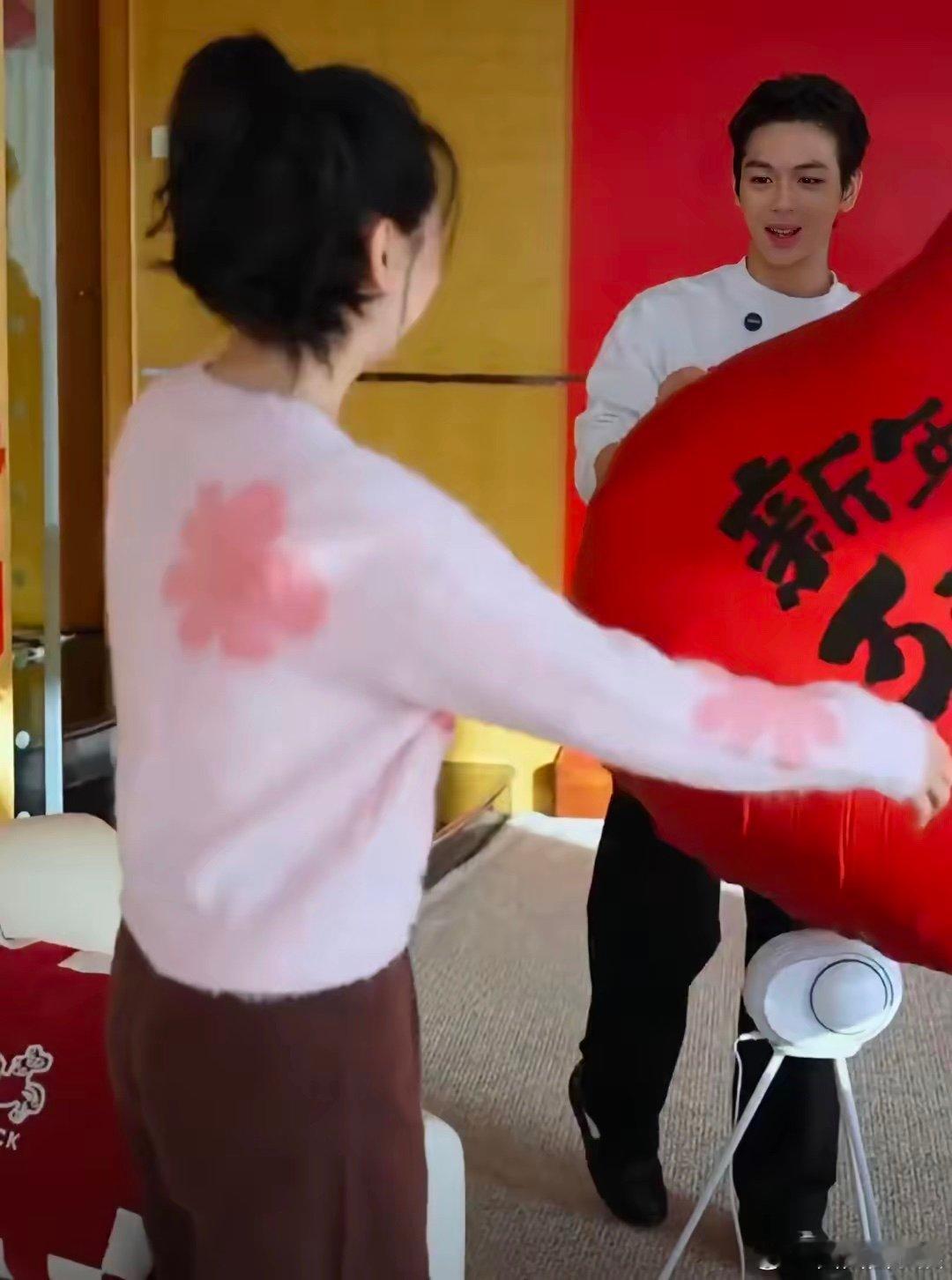 王艳儿子球球长这么大了王艳儿子球球长这么高了 19岁的球球身高看着得有一米八以上