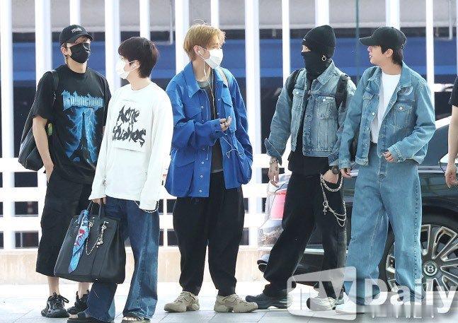 防弹少年团仁川出境新闻图📸🐨🐹🐱🐻🐰🛩️正启程前往马德里 开启世界