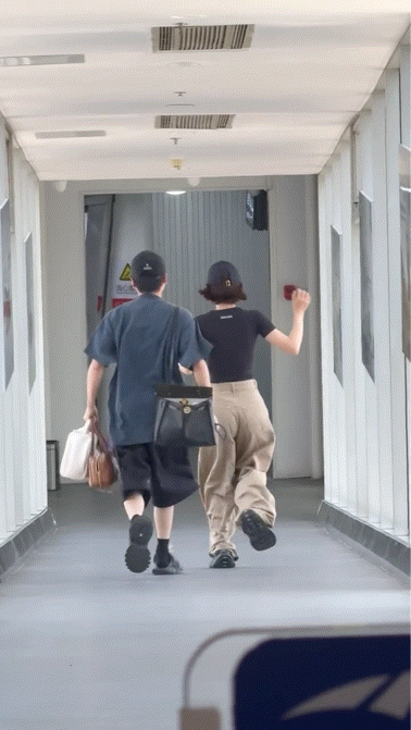 唐艺昕赶飞机打到拼车了 那段视频火了之后她主动提起来。说很早就出门了，司机走错路
