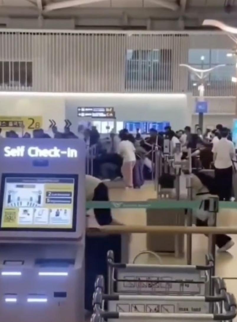中国游客在外国再发生争议事件，南韩仁川机场日前有大批中国旅客集体穿越围栏狂奔插队