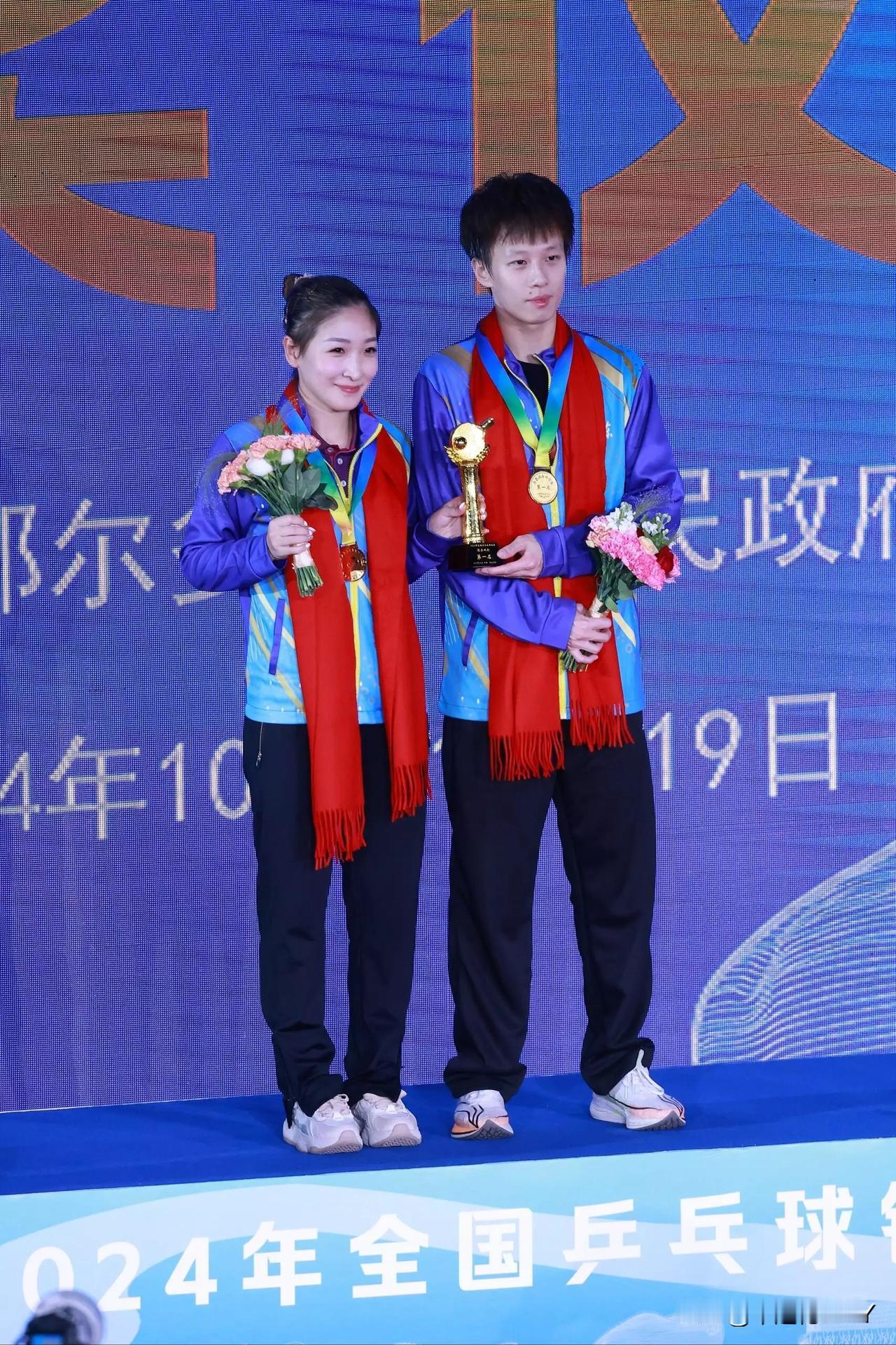 这段文字充满了积极向上的气息呢！ 上海两日游，在忙碌的工作之后与姐姐们一同打卡 