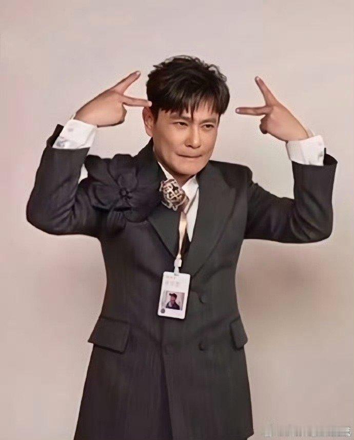 张信哲在有歌被PUA了《有歌》首场直播对张信哲这六旬老人下手太狠啦哈哈哈哈！观看