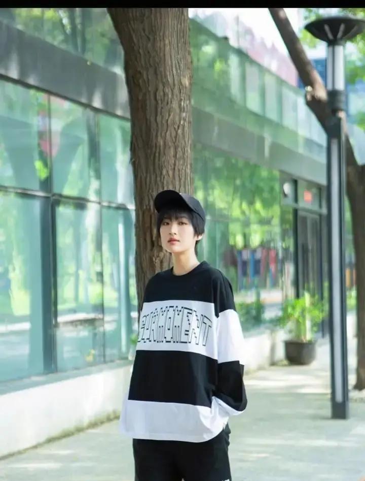 东北菜馆热气蒸腾，郭京飞筷子还没放下，姚安娜的手已经摸向钱包。
现金，厚厚一沓，