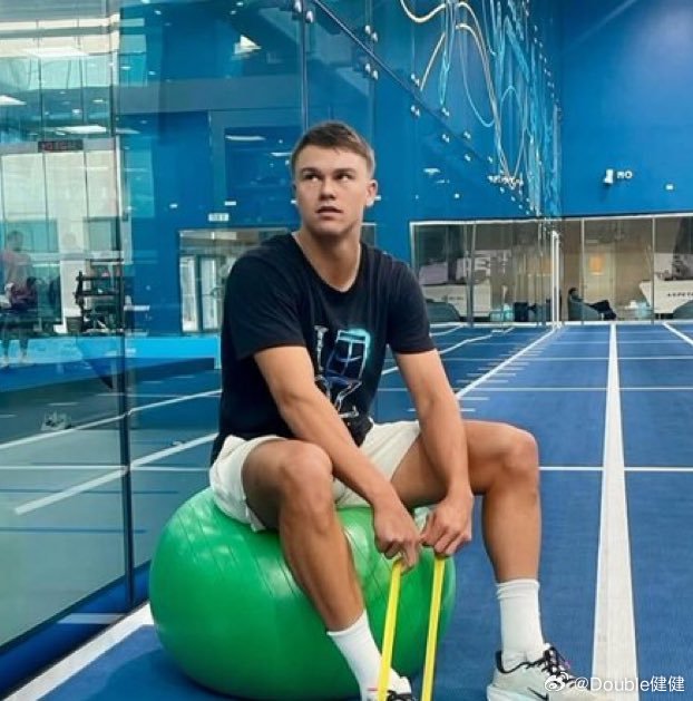 鲁内🇩🇰在多哈正经历着令人担忧的局面他的母亲阿内克谈到，他们被困在酒店里，夜