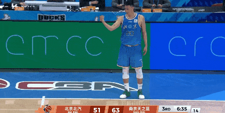 斯佩尔曼被点名批评！
对阵南京同曦的比赛中，许利民决定用翟晓川换下斯佩尔曼，没有