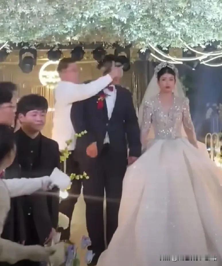 在婚礼现场，气氛本该是甜蜜而温馨的。然而，就在新郎与新娘进行大合影的时刻，突然发
