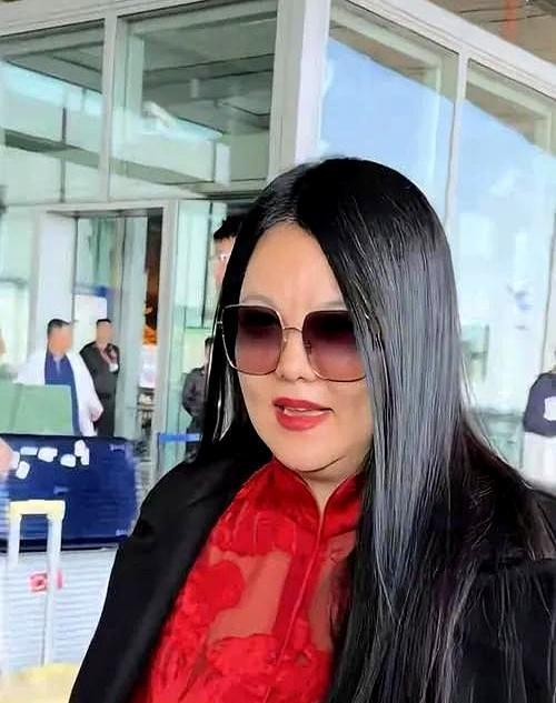 算命的说她福薄。
她当场就乐了。
那是2009年，刚离。
大师摆弄着铜钱，眉头紧