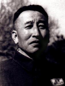 关靖寰（1903—1990.2.24），男，原名关文英，锡伯族，姓瓜尔佳氏，蒙古